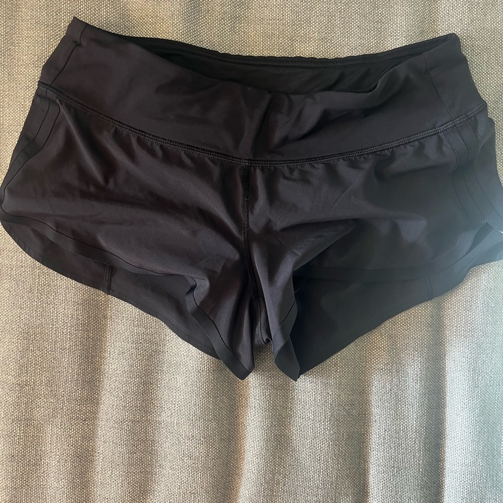 LULU LEMON SHORTY SHORT HOT SHORT  SIZE 6